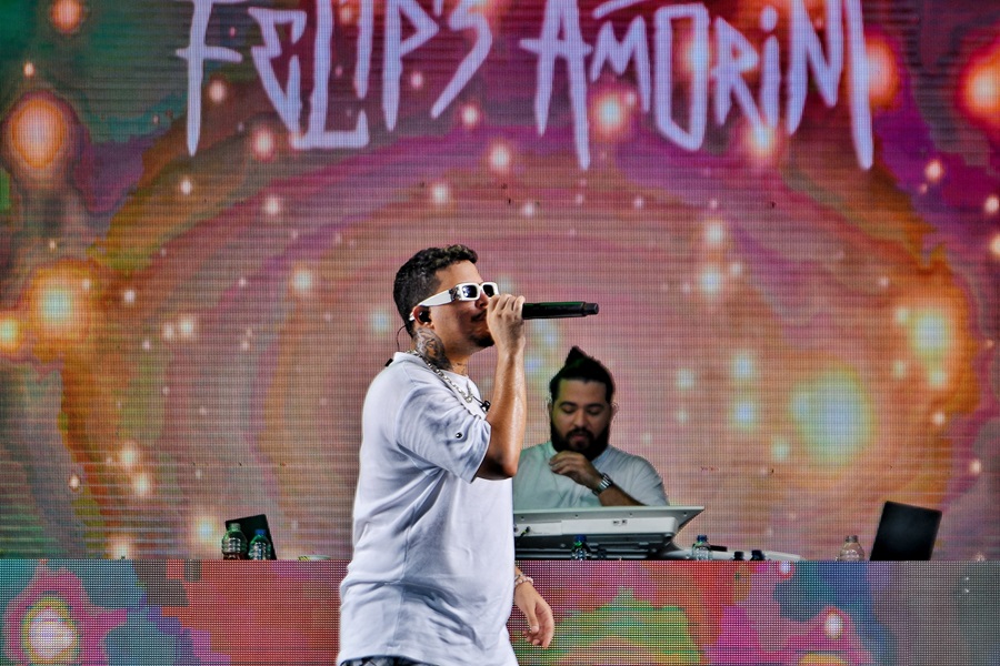 Felipe Amorim performing at the Beira Rio New Year celebration in Amapá, 2024.