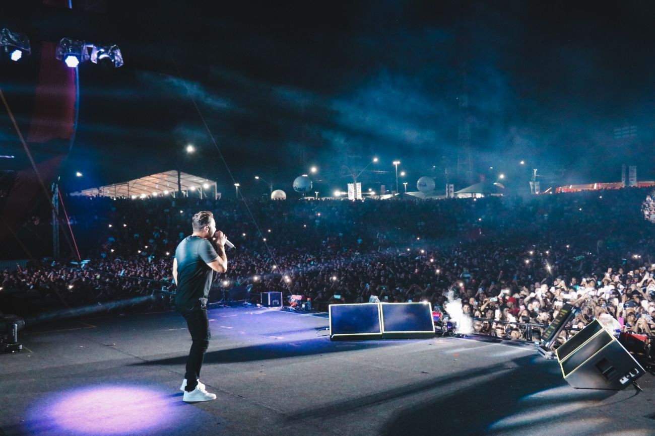 Wesley Safadão, the former Garota Safada frontman, performing at the Expofeira do Amapá in 2024.
